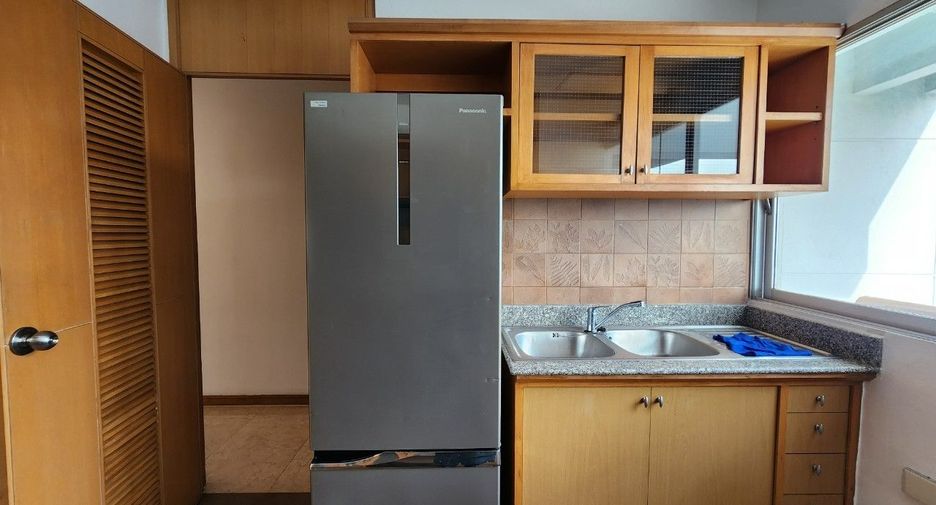 For rent 3 bedrooms apartment in Bang Rak, Bangkok