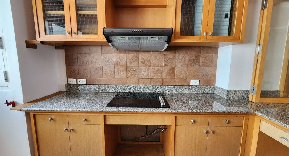 For rent 3 bedrooms apartment in Bang Rak, Bangkok