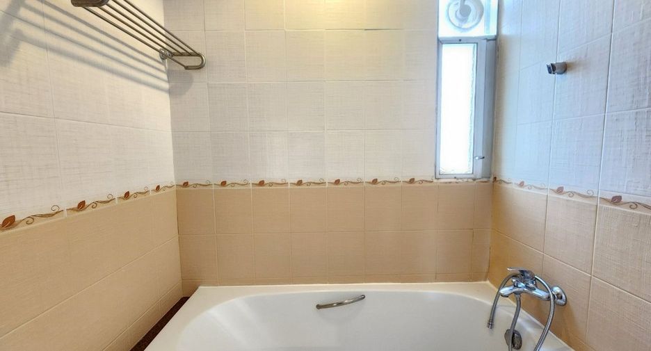 For rent 3 bedrooms apartment in Bang Rak, Bangkok