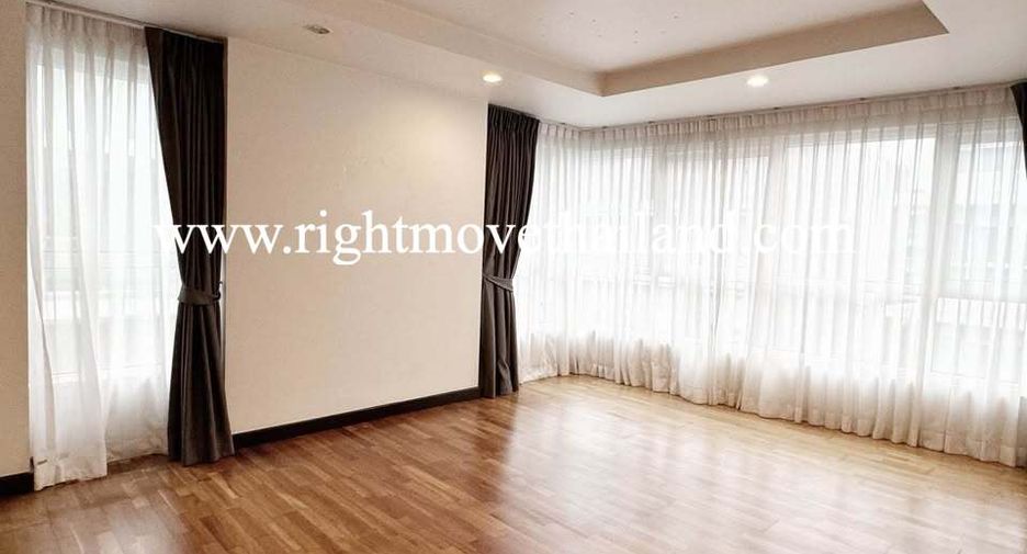 For sale 3 bedrooms condo in Watthana, Bangkok