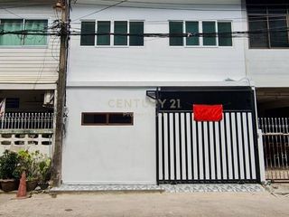 For sale 3 bed townhouse in Din Daeng, Bangkok