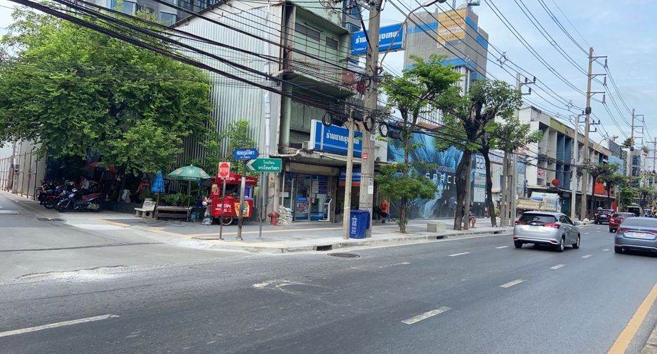 For sale 3 ベッドルーム house in Phra Khanong, Bangkok