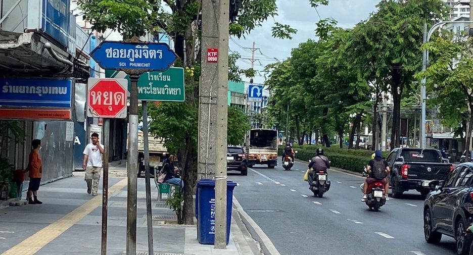 For sale 3 ベッドルーム house in Phra Khanong, Bangkok