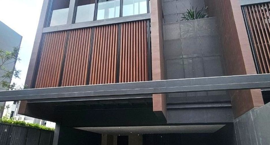 For rent 2 bedrooms townhouse in Wang Thonglang, Bangkok