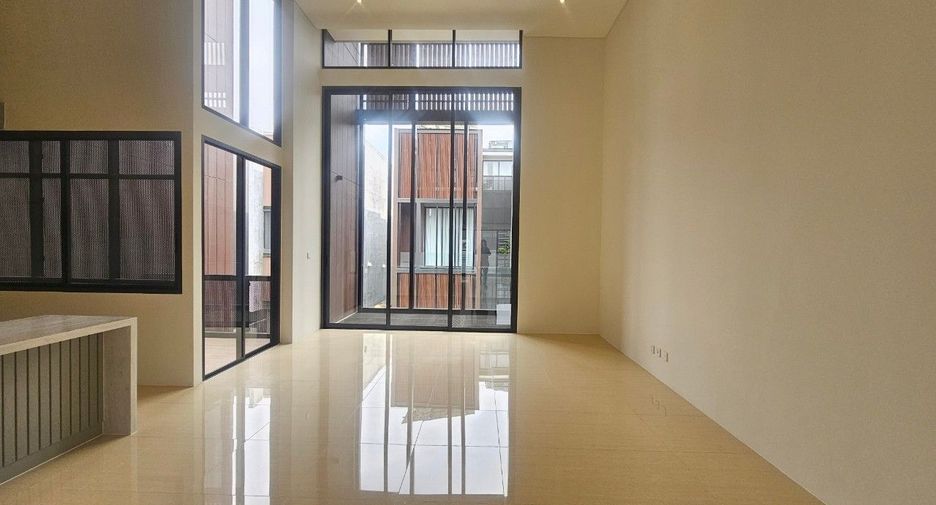 For rent 2 bedrooms townhouse in Wang Thonglang, Bangkok