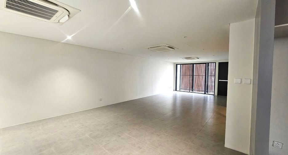 For rent 2 bedrooms townhouse in Wang Thonglang, Bangkok