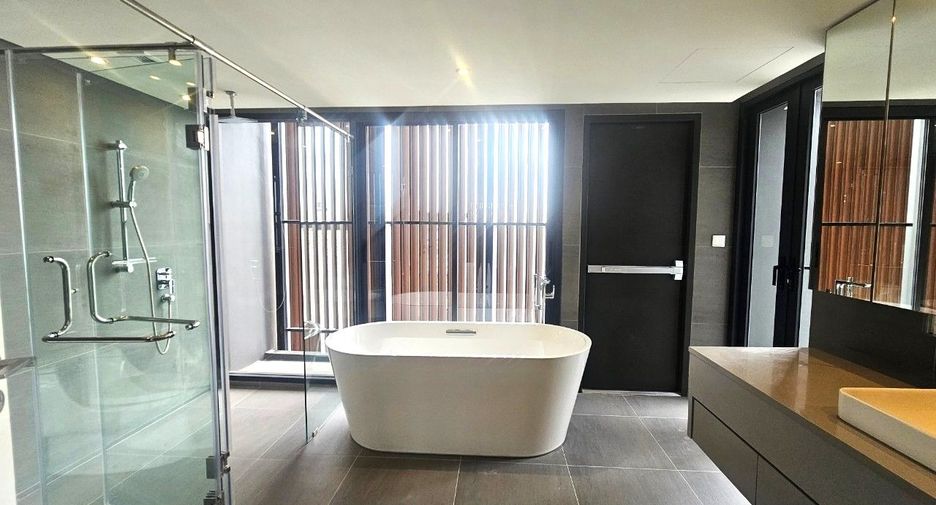 For rent 2 bedrooms townhouse in Wang Thonglang, Bangkok
