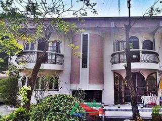 For sale 6 Beds house in Phra Khanong, Bangkok