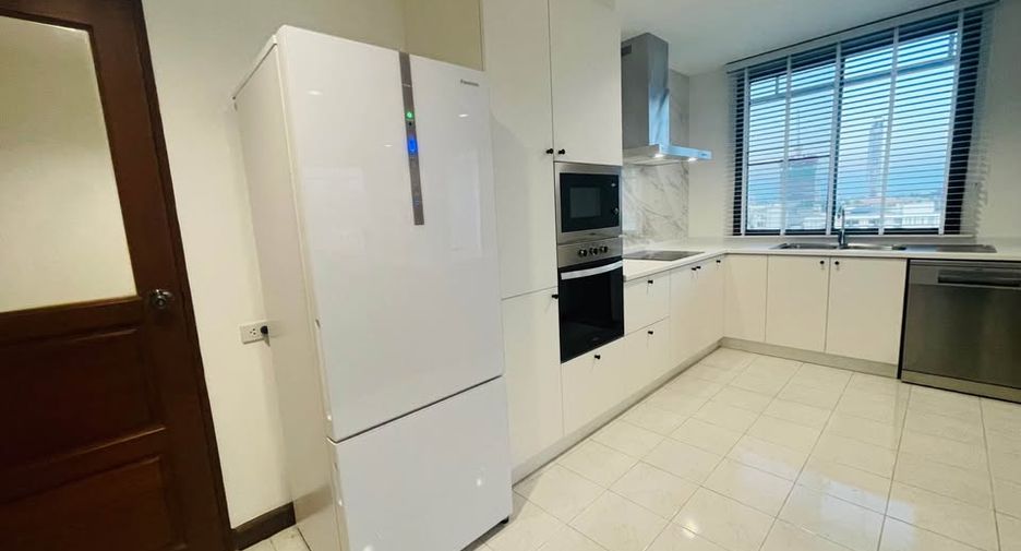 For rent 2 bedrooms apartment in Khlong Toei, Bangkok
