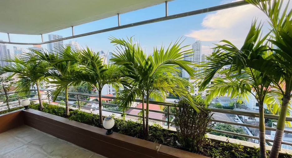 For rent 2 bedrooms apartment in Khlong Toei, Bangkok