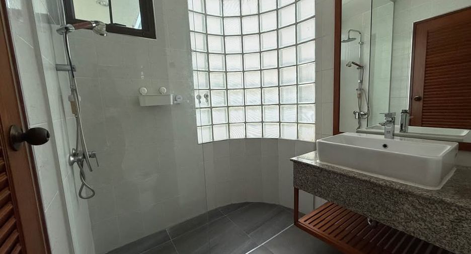 For rent 2 bedrooms apartment in Khlong Toei, Bangkok