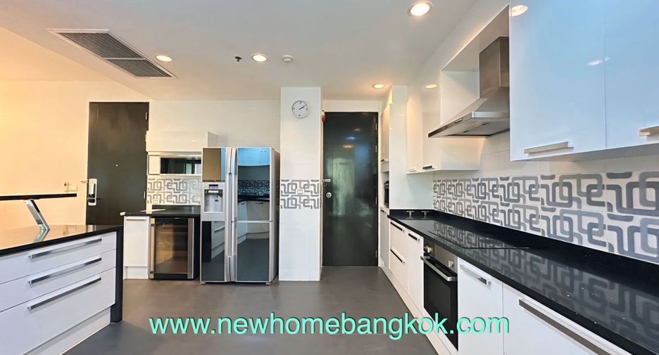 For rent 3 bedrooms condo in Khlong Toei, Bangkok