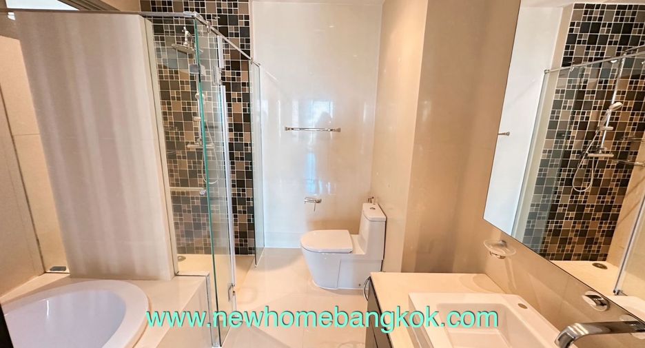 For rent 3 bedrooms condo in Khlong Toei, Bangkok