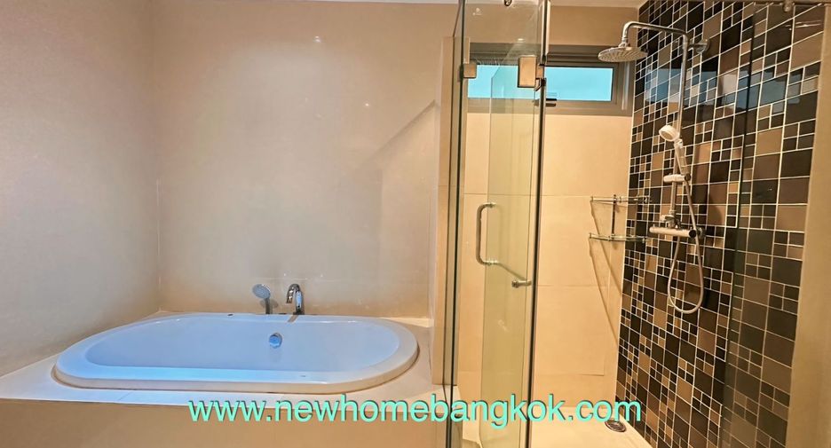 For rent 3 bedrooms condo in Khlong Toei, Bangkok