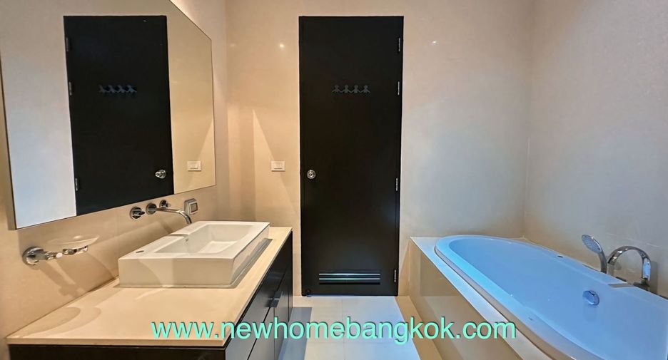 For rent 3 bedrooms condo in Khlong Toei, Bangkok