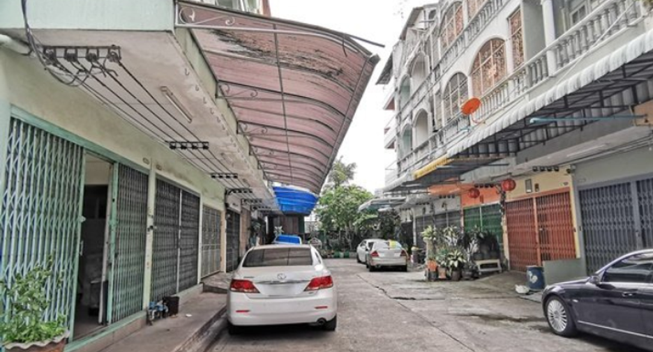 For sale 6 bedrooms retail Space in Bangkok Noi, Bangkok
