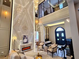 Casa en alquiler y en venta de 4 habitaciones en Bang Kapi, Bangkok