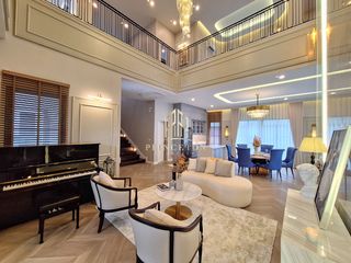Casa en alquiler y en venta de 4 habitaciones en Bang Kapi, Bangkok