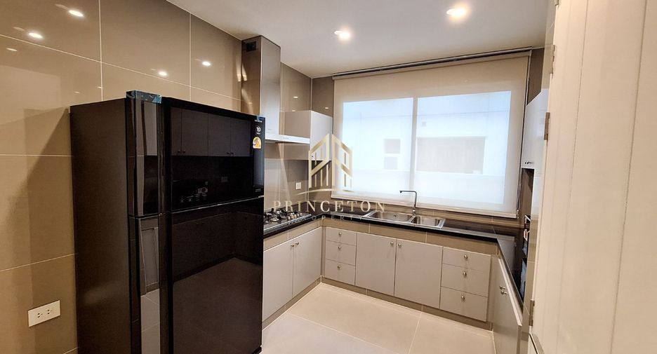 Casa en alquiler y en venta de 4 habitaciones en Bang Kapi, Bangkok