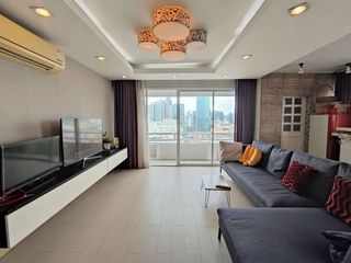 For sale 3 Beds condo in Huai Khwang, Bangkok