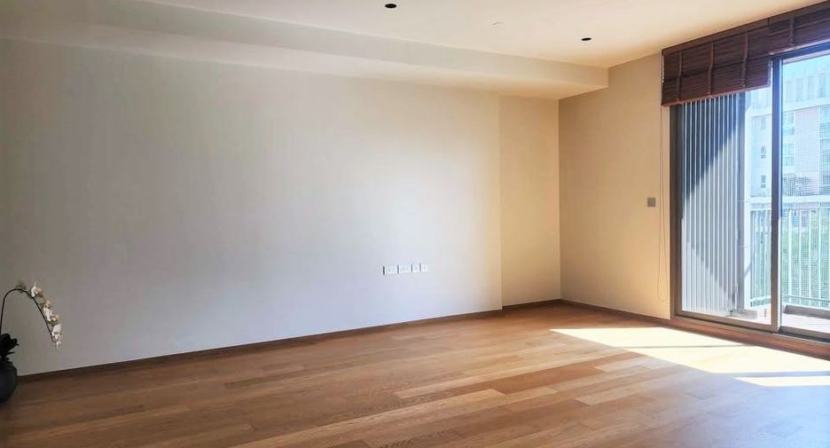 For rent 2 bedrooms condo in Yan Nawa, Bangkok