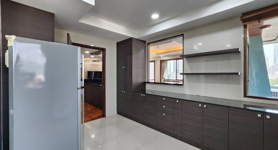 For rent 4 bedrooms apartment in Pathum Wan, Bangkok