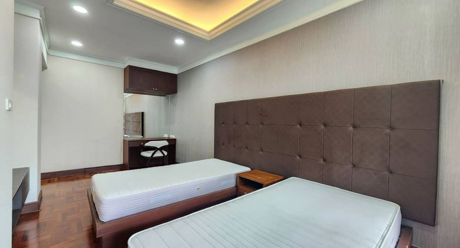 For rent 4 bedrooms apartment in Pathum Wan, Bangkok