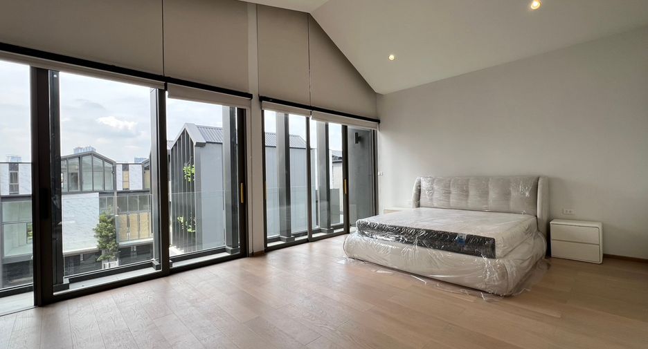 For rent 3 bedrooms house in Phra Khanong, Bangkok