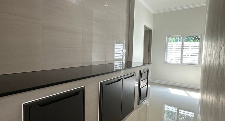 出租 和 出售 4 卧室 独立屋 在 Si Racha, Chon Buri
