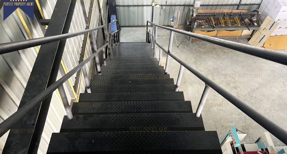 For sale 5 bed warehouse in Mueang Samut Prakan, Samut Prakan