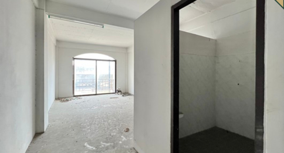 For sale 3 bedrooms retail Space in Bang Na, Bangkok
