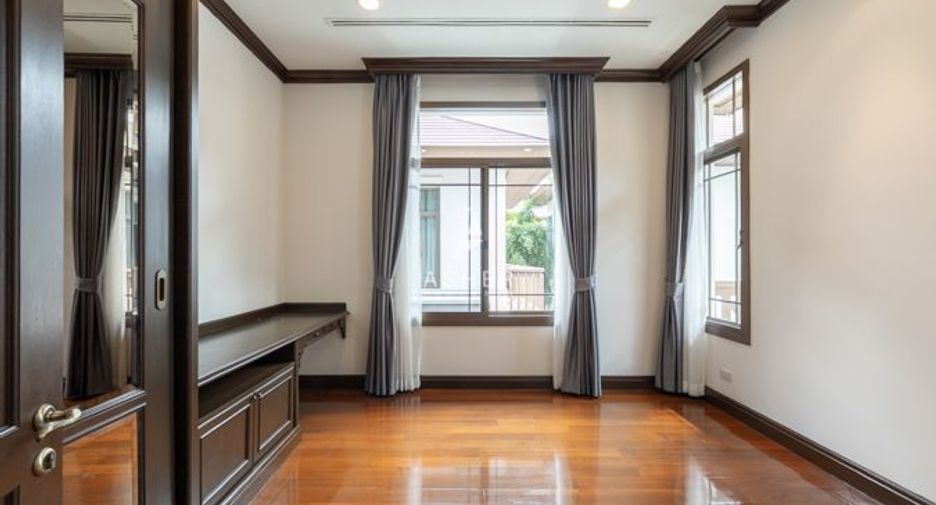 For rent 4 bedrooms house in Sathon, Bangkok