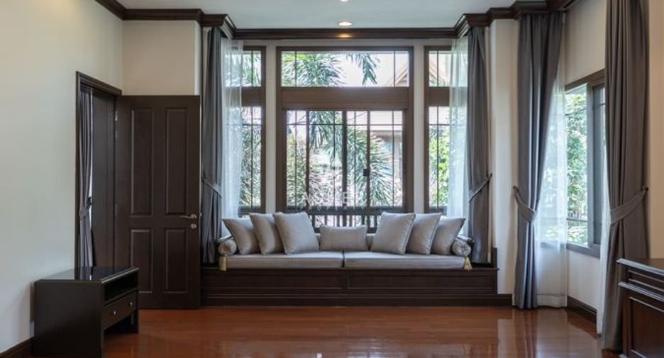 For rent 4 bedrooms house in Sathon, Bangkok