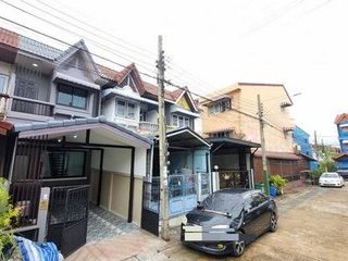 For sale 2 ベッドルーム townhouse in Saphan Sung, Bangkok