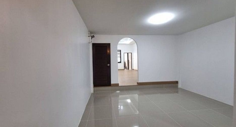 For sale 2 bedrooms townhouse in Saphan Sung, Bangkok