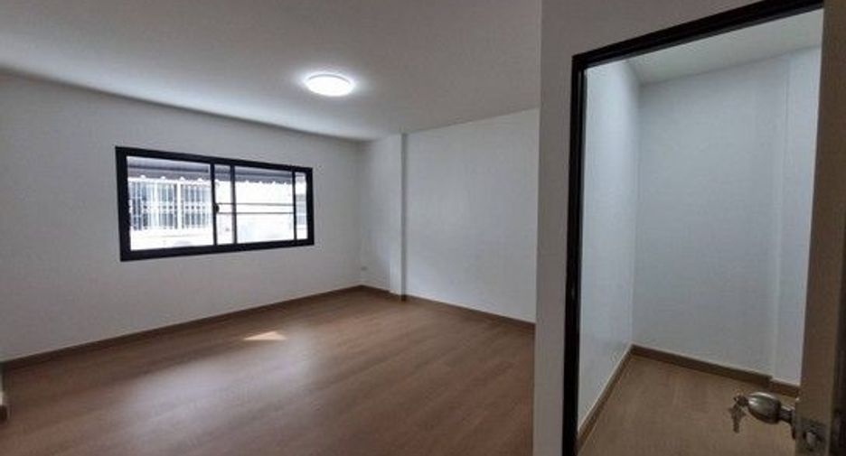 For sale 2 bedrooms townhouse in Saphan Sung, Bangkok