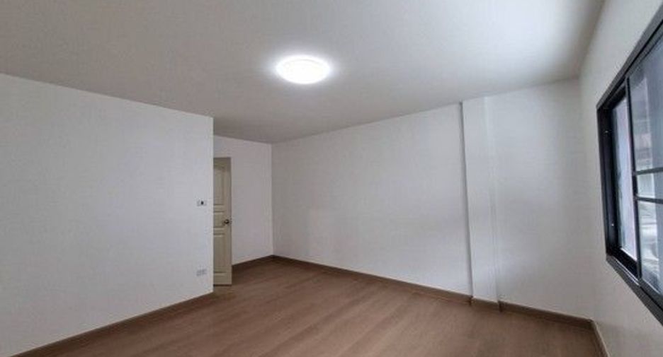 For sale 2 bedrooms townhouse in Saphan Sung, Bangkok