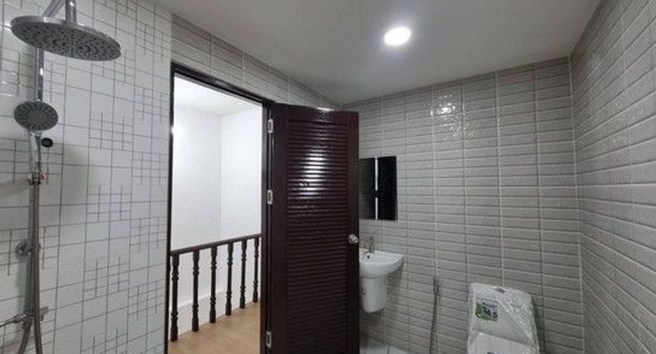 For sale 2 bedrooms townhouse in Saphan Sung, Bangkok