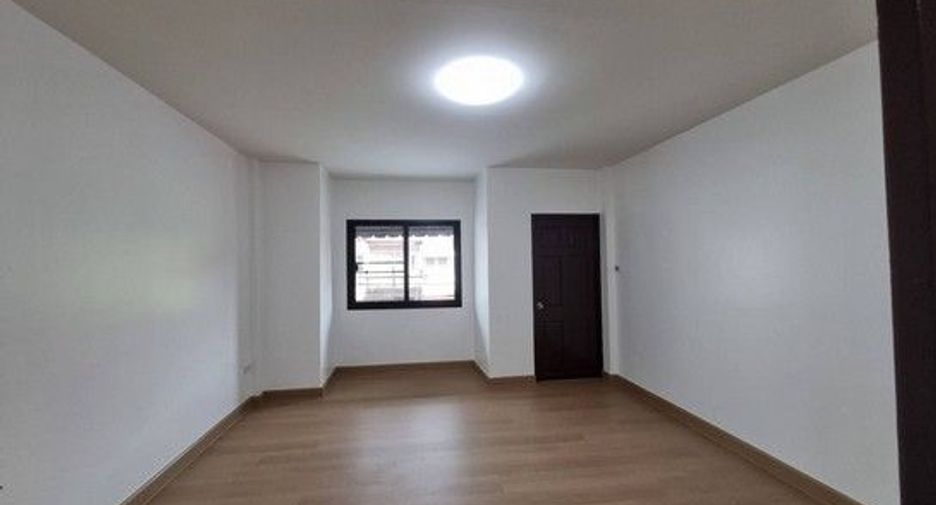 For sale 2 bedrooms townhouse in Saphan Sung, Bangkok