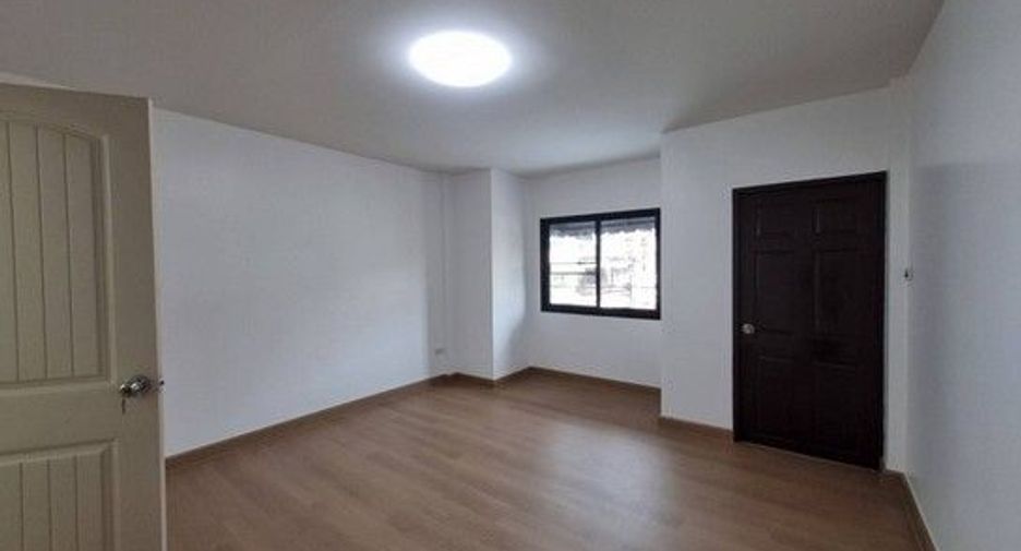 For sale 2 bedrooms townhouse in Saphan Sung, Bangkok