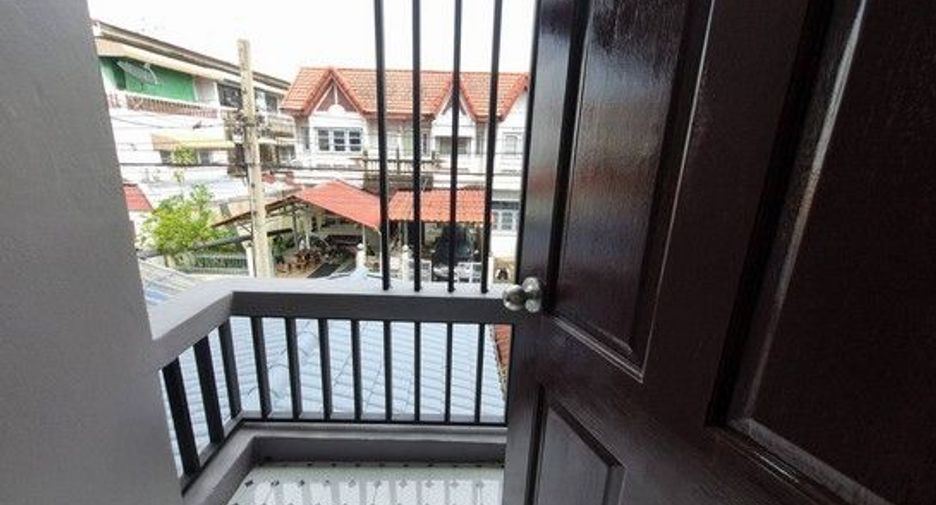For sale 2 bedrooms townhouse in Saphan Sung, Bangkok
