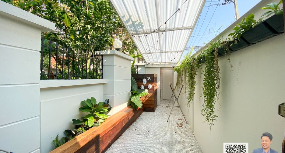 For sale 1 bed townhouse in Phaya Thai, Bangkok