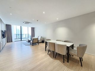 À louer 3 chambres appartement avec services à Khlong Toei, Bangkok