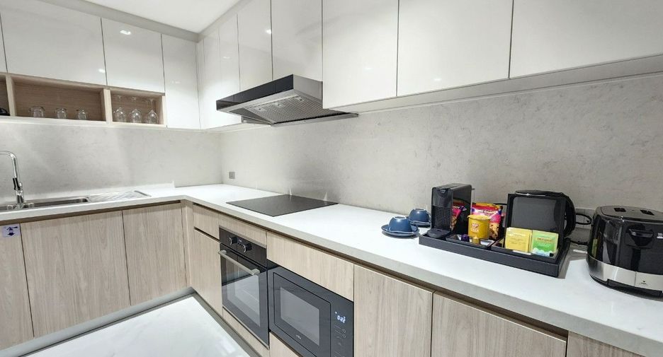 For rent 3 ベッドルーム serviced apartment in Khlong Toei, Bangkok