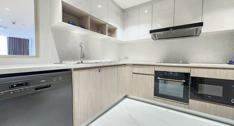 For rent 3 ベッドルーム serviced apartment in Khlong Toei, Bangkok