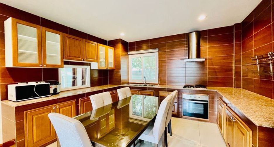 For rent 4 bedrooms villa in Bang Lamung, Chonburi