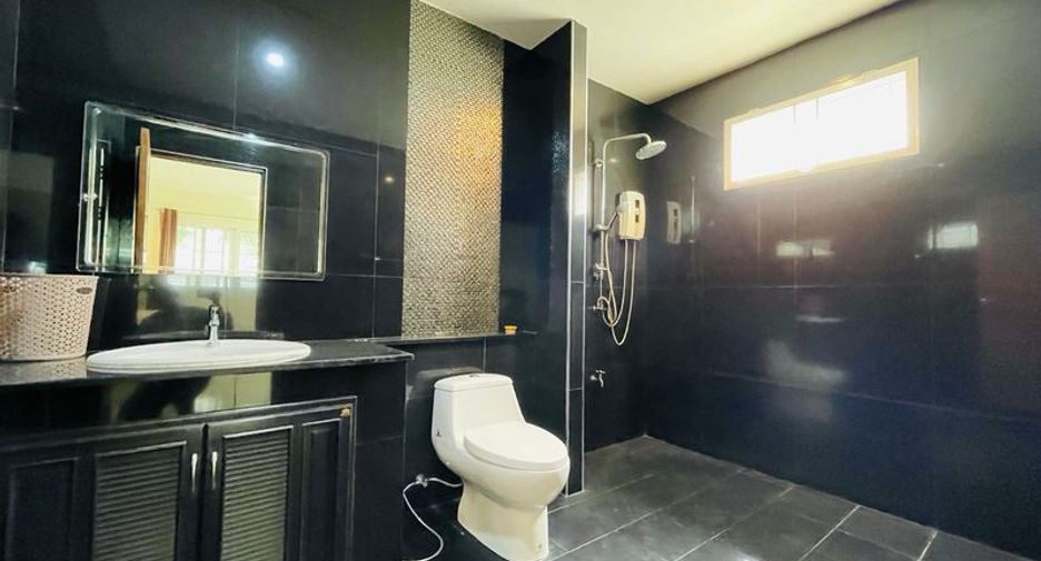 For rent 4 bedrooms villa in Bang Lamung, Chonburi