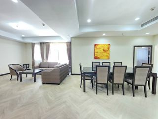 À louer 3 chambres appartement avec services à Khlong Toei, Bangkok