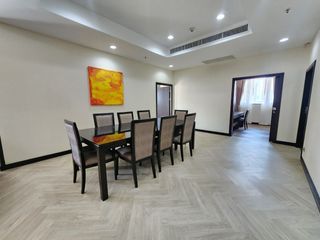 À louer 3 chambres appartement avec services à Khlong Toei, Bangkok