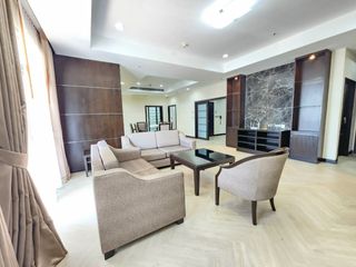 À louer 3 chambres appartement avec services à Khlong Toei, Bangkok